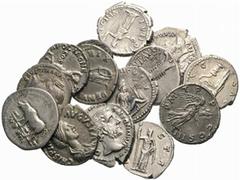 Varia und Lots (D) Lot römische Kaiserzeit (14). Lot mit 13 Denarii und 1 Quinar von der Republik bis ins 2. Jhdt.: Marcus Antonius (1), Augustus (1, Quinar), Titus (1), Hadrianus (2), Sabina (1), Ant