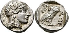 GRIECHISCHE MÜNZEN ATTIKA. Athen. (D) Tetradrachme (17,22 g), ca. 454-404 v. Chr. Av.: Kopf der Athena mit attischem Helm und Lorbeerkranz n.r. Rv.: AΘE, Eule n.r., Kopf v.v., dahinter Olivenzweig und