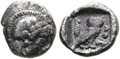 GRIECHISCHE MÜNZEN ATTIKA. Athen. Obol (0,67 g), ca. 454-404 v. Chr. Kopf der Athena mit attischem Helm und Lorbeerkranz / Eule, dahinter Olivenzweig, alles im Quadratum Incusum. Kroll 13, HGC 4, 1665