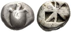 GRIECHISCHE MÜNZEN AIGINA Aigina (D) Stater (11,63g), ca. 550-500 v.Chr. Av.: Meeresschildkröte. Rv.: Quadratum Incusum mit fünf bzw. sechs Vertiefungen. -- Kleiner Gegenstempel im Av. SNG Cop 501-503