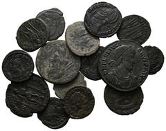 ANTIKE LOTS VARIA UND LOTS. Lot Römer (15). Lot aus 15 spätrömischen Bronzemünzen, darunter: 1x Maiorina von Constantius Gallus, 1x AE-Münze von Vetranius, 1x AE 1/Doppelmaiorina von Iulianus II. und 
