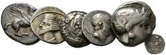 Varia & lots (D) Lot Griechen (6). Lot mit diversen griechischen Silbermünzen, darunter 1 Tetradrachme aus Athen, ferner 1 parthische Drachme. Ein Obol aus Tarent ist wohl eine moderne Fälschung, um s