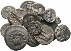 Varia & Lots (D) Lot Griechen (17). Lot mit 16 Silbermünzen (Tetradrachmen und Teilstücke) sowie 1 Bronzemünze, darunter Athen (2x), zwei Exemplare mit stärkeren Korrosionsspuren, g.e. und sch., meist