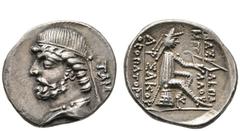GRIECHISCHE MÜNZEN PARTHIA Königreich der Arsakiden Phraates II. (138-127) (D) Drachme (3,23g), Tambrax. Büste des Königs mit Diadem und Drapierung, dahinter TAM / Arsakes mit Bogen auf Omphalos. Sell