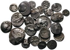 LOTS ANTIKE (D) Lot Griechen (28). Lot aus 28 Silbermünzen diverser Nominale des griechischen Mutterlandes, darunter Theben (Stater), Aigina und Korinth, eine Tetradrachme aus Athen wohl imitativ (Prü