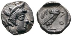GRIECHISCHE MÜNZEN ATTIKA Athen (D) Obol (0,67g), ca. 454-404 v. Chr. Kopf der Athena mit attischem Helm und Lorbeerkranz / Eule, dahinter Olivenzweig, alles im Quadratum Incusum. SNG Cop 53-56, SNG M