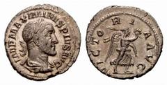 Maximinus Thrax - Gordianus III. Maximinus Thrax-235-238 Denar (3,14 g), Rom 236/236. Av.: IMP MAXIMINVS PIVS AVG, belorbeerte, drapierte u. gepanzerte Büste rechts. Rv.: VICTORIA AVG, Victoria geht r