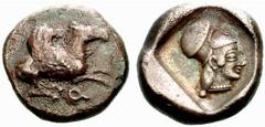 Griechenland KORINTHIA - Korinthos Korinthos Stater (8,42 g), ca.510/480. Av.: Pegasus fliegt rechts. Rv.: Athenakopf mit korinthischem Helm rechts. SNG.Cop:14f: Av. Hornsilber sch./s.sch. Estimate: E