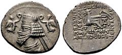 GRIECHISCHE MÜNZEN PARTHIA. Königreich der Arsakiden. Phraatakes (2 v.-4 n. Chr.). Drachme (3,55g), Ekbatana. Büste des Königs mit Diadem und Drapierung, davor Nike mit Kranz, dahinter Nike mit Kranz 