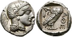 GRIECHISCHE MÜNZEN ATTIKA. Athen. (D) Tetradrachme (17,21 g), ca. 454-404 v. Chr. Av.: Kopf der Athena mit attischem Helm und Lorbeerkranz n.r. Rv.: AΘE, Eule n.r., Kopf v.v., dahinter Olivenzweig und