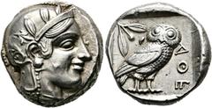 GRIECHISCHE MÜNZEN ATTIKA. Athen. Tetradrachme (17,14 g), ca. 440er Jahre v. Chr. Av.: Kopf der Athena mit attischem Helm und Lorbeerkranz n.r. Rv.: AΘE, Eule n.r., Kopf v.v., dahinter Olivenzweig und