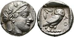 GRIECHISCHE MÜNZEN ATTIKA. Athen. Tetradrachme (17,13 g), ca. 440er Jahre v. Chr. Av.: Kopf der Athena mit attischem Helm und Lorbeerkranz n.r. Rv.: AΘE, Eule n.r., Kopf v.v., dahinter Olivenzweig und
