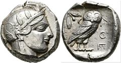 GRIECHISCHE MÜNZEN ATTIKA. Athen. Tetradrachme (17,14 g), ca. 440er Jahre v. Chr. Av.: Kopf der Athena mit attischem Helm und Lorbeerkranz n.r. Rv.: AΘE, Eule n.r., Kopf v.v., dahinter Olivenzweig und
