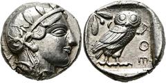 GRIECHISCHE MÜNZEN ATTIKA. Athen. Tetradrachme (17,17 g), ca. 440er Jahre v. Chr. Av.: Kopf der Athena mit attischem Helm und Lorbeerkranz n.r. Rv.: AΘE, Eule n.r., Kopf v.v., dahinter Olivenzweig und