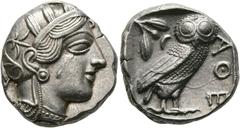 GRIECHISCHE MÜNZEN ATTIKA. Athen. Tetradrachme (17,16 g), ca. 454-404 v. Chr. Kopf der Athena mit attischem Helm und Lorbeerkranz / Eule, dahinter Olivenzweig und Mondsichel, alles im Quadratum Incusu
