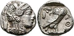 GRIECHISCHE MÜNZEN ATTIKA. Athen. Tetradrachme (17,17 g), ca. 454-404 v. Chr. Kopf der Athena mit attischem Helm und Lorbeerkranz / Eule, dahinter Olivenzweig und Mondsichel, alles im Quadratum Incusu