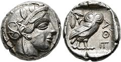 GRIECHISCHE MÜNZEN ATTIKA. Athen. Tetradrachme (17,21 g), ca. 454-404 v. Chr. Av.: Kopf der Athena mit attischem Helm und Lorbeerkranz n.r. Rv.: AΘE, Eule n.r., Kopf v.v., dahinter Olivenzweig und Mon
