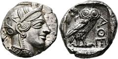 GRIECHISCHE MÜNZEN ATTIKA. Athen. (D) Tetradrachme (17,18 g), ca. 454-404 v. Chr. Av.: Kopf der Athena mit attischem Helm und Lorbeerkranz n.r. Rv.: AΘE, Eule n.r., Kopf v.v., dahinter Olivenzweig und