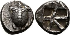 GRIECHISCHE MÜNZEN AIGINA. Aigina. Stater (12,41 g), ca. 480-457 v. Chr. Av.: Wasserschildkröte. Rv.: Fünfgeteiltes Quadratum Incusum. Meadows (Aegina) Gruppe IIIa, HGC 6, 435. Kleine Kratzer sowie Gr