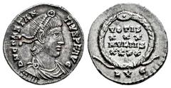 Roman Imperial Constantius II. Siliqua. 360-363 d.C. Lugdunum. (Ric-VIII 216). (Rsc-342/3a). Anv.: D N CONSTANTIVS P F AVG, pearl-diademed, draped and cuirassed bust to right. Rev.: VOTIS XXX MVLTIS X