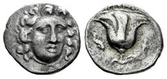 Greek Coins Rhodos. Rhodes. Drachm. 305-307 BC. Magistrate not listed. (Bmc-200). (Hgc-6,1444 var.). Anv.: Head of Helios facing slightly right. Rev.: Rose with bud to right; (ΔHMOKΛHΣ) above, dolphin