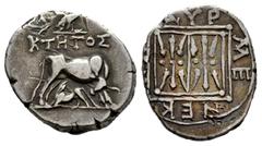 Greek Coins Illyria. Dyrrhachion. Drachm. 120-80/70 BC. Ktetos and Menekka– magistrates. (Hgc-3, 40). (Meta Phase IV-Emission 74, D17/R27). Anv.: Cow standing right, head reverted, suckling calf; abov