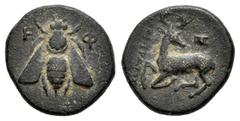 Greek Coins Ionia. Ephesos. AE 14. 390-320/00 BC. Philostratos magistrate. (Bmc-61). Anv.: E-Φ Bee. Rev.: ΦΙΛΟΣΤΡΑΤΟΣ Stag kneeling left, head right; above, astragalos. Ae. 2,03 g. VF. Est...60,00. Sp