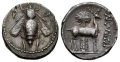 Greek Coins Phoenicia. Arados. Drachm. CY 100 = 160/59 BC. (Bmc-158). (Duyrat-1858/60). Anv.: Bee; P (date) and ΔI monogram in upper fields. Rev.: APAΔIΩN, stag standing to right, palm tree with two d