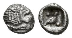 Greek Coins Karia. Mylasa. Tetartemorión. 420-390 BC. (SNG Keckman-922). (Sng Kayhan-944/46). (Tesorillo-Caria 2, Plate Coin). Anv.: Head of roaring lion to right. Rev.: Bird standing to right, pellet