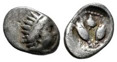 Greek Coins Islands of Caria. Rhodos, Rhodes. Diobol. 275-250 BC. (Hgc-6, 1450). (Sng Cop-744). Anv.: Radiate head of Helios to right. Rev.: P-O Two rose buds; above, Phrygian helmet. Ag. 0,87 g. Ligh