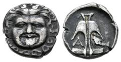 Greek Coins / Grecia Antigua Tracia. Apolonia Pontika. Dracma-Drachm. 400-350 a.C. (Gc-1655). Anv.: Medusa de frente. Rev.: Ancla entre A y cangrejo. Ag. 2,81 g. MBC. Est...60,00.