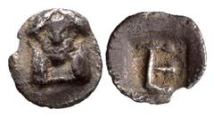 Greek Coins / Grecia Antigua Ionia. Kolophon. Tetartemorión. 450-410 a.C. (Klein-398). (Colophon-7). Anv.: Cabeza de Apolo de frente. Rev.: Monograma TE dentro de cuadro incuso. Ag. 0,19 g. MBC. Est..