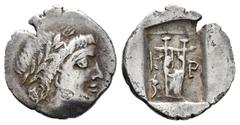 Greek Coins / Grecia Antigua Lycia. Kragos. Anv.: Cabeza laureada de Apolo a derecha. Rev.: Kithara, a los lados K-P, debajo antorcha, todo dentro de recuadro incuso. Ag. 1,48 g. MBC-/MBC. Est...70,00