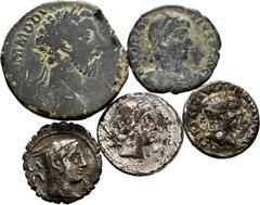 Large Lots Lot of 4 coins, 1 imperial denarius and other 2 denarius of the republic, one of them lined. 1 sestertius of Commodus and 1 follis of Theodosius. TO EXAMINE. Choice F/Almost VF. Est...90,00