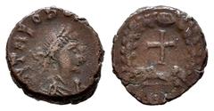 Roman Imperial Theodosius II. Nummus. 425-435 AD. (Ric-448). Anv.: (D) N THEOD(OSIVS P F AVG), pearl diademed, draped and cuirassed bust right. Rev.: Cross within wreath; (SMNA?) in exergue. . Ae. 1,1