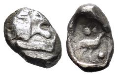 Greek Coins Ionia. Miletos. Tetartemorion. 600-500 BC. (SNG Kayhan-947). Anv.: Forepart of lion and legs to right. Rev.: Eagle standing right, pellet above and below all within an incuse square. Ag. 0