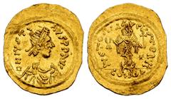 Roman Imperial Justin I. Tremissis. 492-518 AD. Constantinople. (Sear-58). (Doc-4). Anv.: D N IVSTINVS P P AVI, pearl-diademed and cuirassed bust to right, wearing paludamentum. Rev.: VICTORIA AVCVSTO