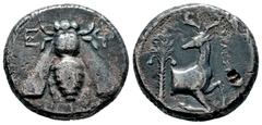 Greek Coins Ionia. Ephesos. Tetradrachm. 390-325 BC. Uncertain magistrate. (Pixodorus-pp. 172–206 (Unlist. obv)). Anv.: Bee. Rev.: Front of deer on the right; palm tree on the left, [...]KΛEON(?)[...]