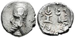 Greek Coins Kings of Persis. Darev (Darios) II. Drachm. First century BC. (Cng-Triton VII 544). (Alram-564). Anv.: Diademed bust left, wearing tiara decorated with crescent and three rows of pellets. 