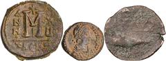 Lotes de conjunto / Lots Lote formado por: un pequeño bronce del Bajo Imperio, un follis bizantino y un as de Caura (Coria del Río). Total 3 monedas. A examinar. RC/MBC+.