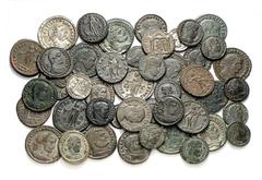 Lotes de conjunto / Lots Imperio Romano. Lote formado por 182 monedas de bronce del Bajo Imperio (Follis, fracciones, maiorinas...). Gran variedad de emperadores y tipos. Imprescindible su examen. Ex 