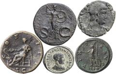 Lotes de conjunto / Lots Lote formado por 1 dupondio, 1 as y 3 bronces del Bajo Imperio. Total 5 monedas. A examinar. MBC-/MBC+.