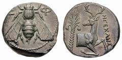 GRIECHEN IONIEN EPHESOS No.: 117 Rufpreis-Opening bid: CHF 2000,- AR – Tetradrachme 15,03g 387 – 295 v. Chr. Av: E – F, Biene von oben gesehen. Rv: HGEKLHS, (Beamtenname), Protome eines nach rechts la