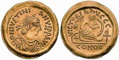 Giustiniano I (527-565) - Semisse Zecca: Costantinopoli - Fronte: busto diademato, paludato e corazzato dell'Imperatore a destra - Retro: la Vittoria seduta a destra, nell'atto di incidere uno scudo; 