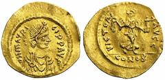 Maurizio Tiberio (582-602) - Semisse databile al periodo 583-602 Zecca: Costantinopoli - Fronte: busto diademato, paludatoe corazzato dell'Imperatore a destra - Retro: la Vittoria in cammino verso des