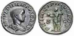 Sesterzio al nome e con l’effigie di Filippo II Cesare, figlio dell’Imperatore, databile al periodo 244-246 d.C. - Zecca: Roma - Diritto: busto drappeggiato di Filippo II a destra - Rovescio: Filippo 