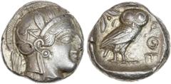 Monnaies grecques Attique, Athènes - Tétradrachme A/ Tête d'Athéna à droite coiffée du casque attique à cimier. R/ Dans un carré creux, une chouette debout à droite avec la tête de face. A gauche, une
