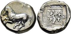 COLECCIÓN DE MONEDA GRIEGA DE PLATA / greek silver collection TRACIA-MARONEIA. Tetradracma. 450-400 a.C. Caballo sin bridas cabriolando a izquierda. Cepa de vid con cuatro racimos dentro de cuadrado; 