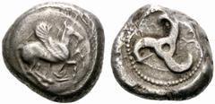 MONEDAS ANTIGUAS GRECIA Lycia H . 400 a . C . Estátera . Kuprilli . A / Pegaso sobre escudo hacia la der . R / Triskele destrógira con letras en los ángulos dentro de círculo de puntos . BMC incierta 