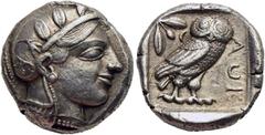 GRIECHISCHE MÜNZEN ATTIKA Athen Tetradrachme ca. 440-430 v. Chr. Av.: Archaischer Kopf der Athena nach rechts, auf ihrem Helm drei Olivenblätter und ein Planzentrieb. Rv.: ATHE, im Quadratum Incusum E